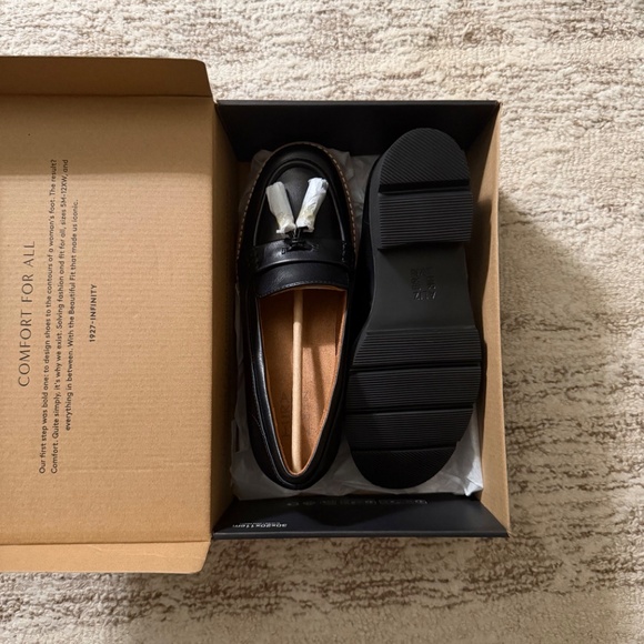 BRAND NEW NWT Wide Width Naturalizer Black Lug Platform Loafers Size 8 - Picture 3 of 4